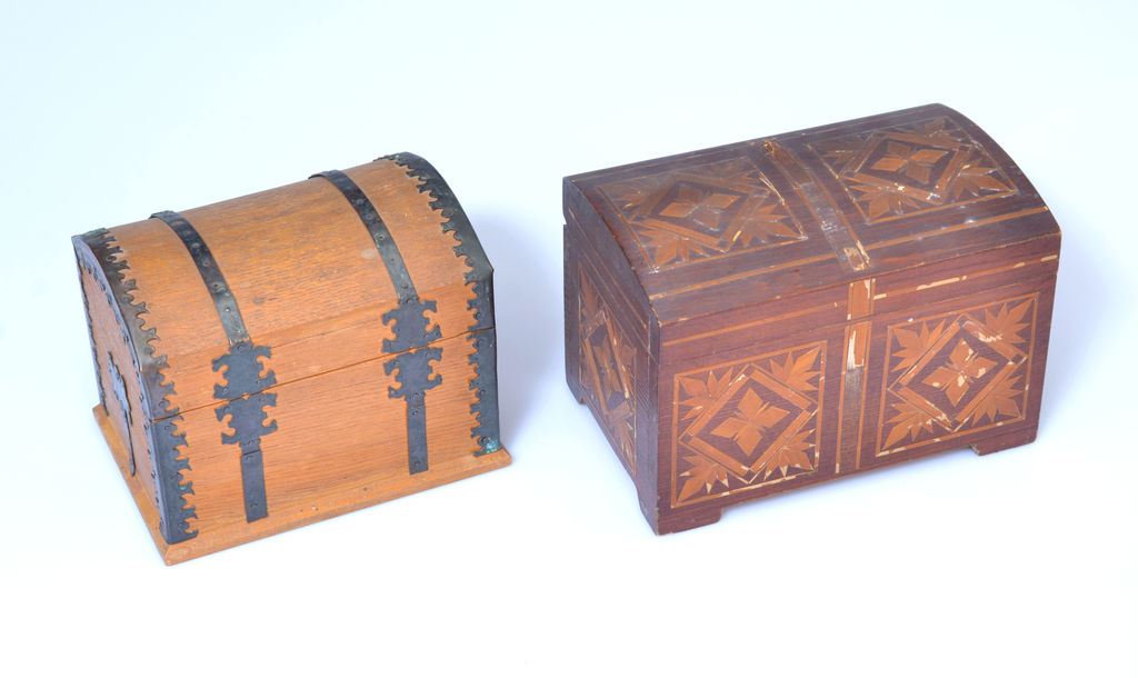 2 деревянных сундука с украшениями