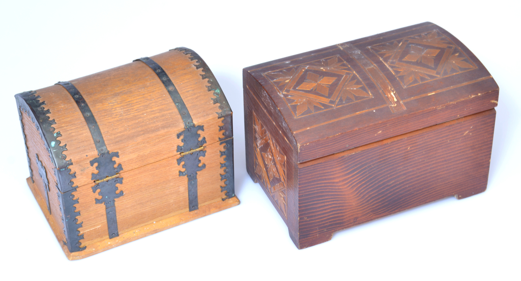 2 деревянных сундука с украшениями