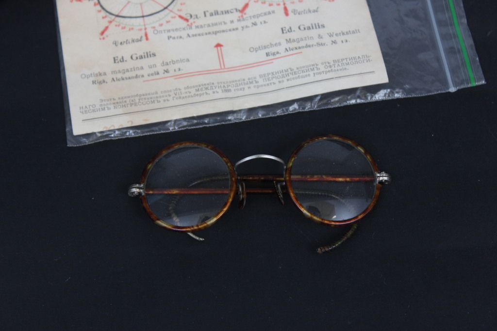 Prescription of vision + glasses + case