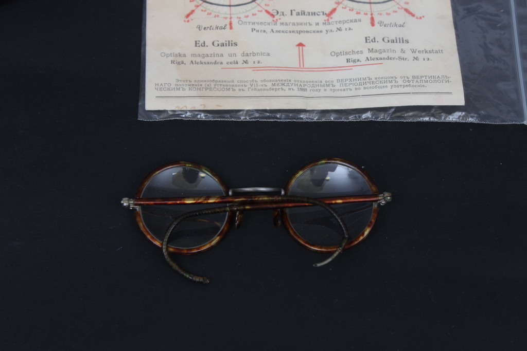 Prescription of vision + glasses + case