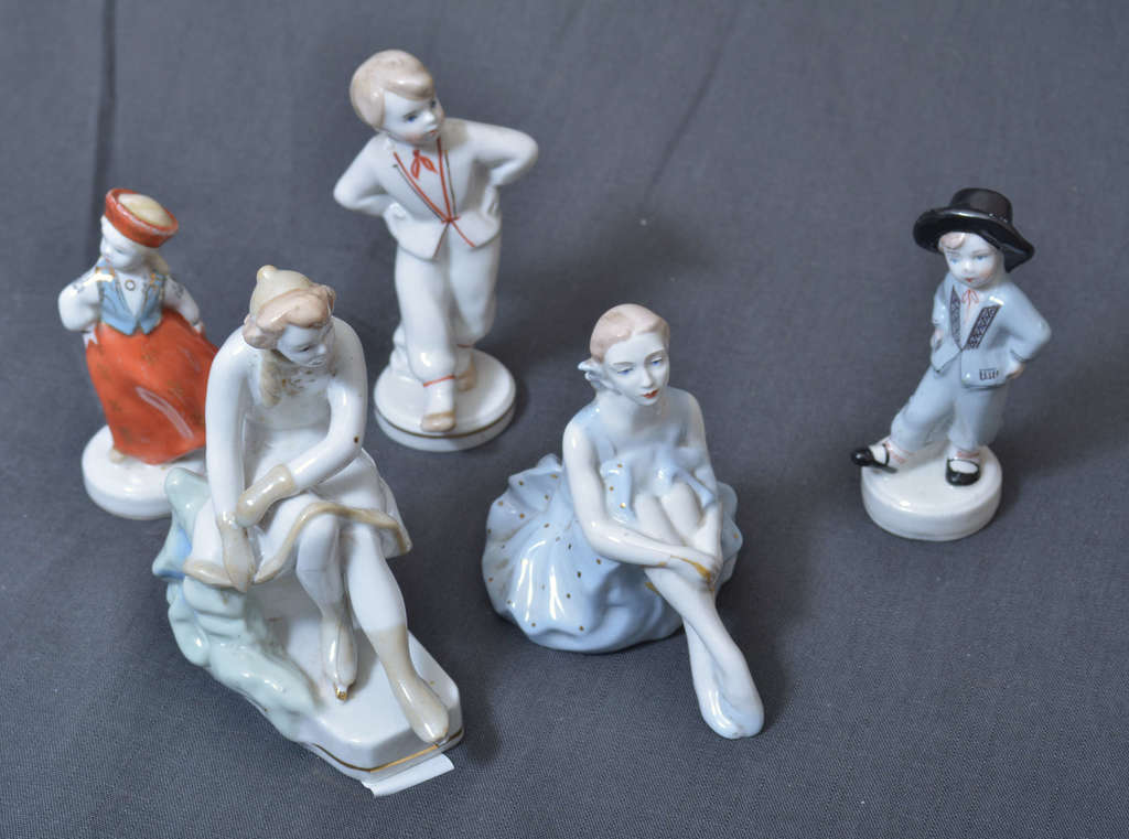 5 figurines. With defects.