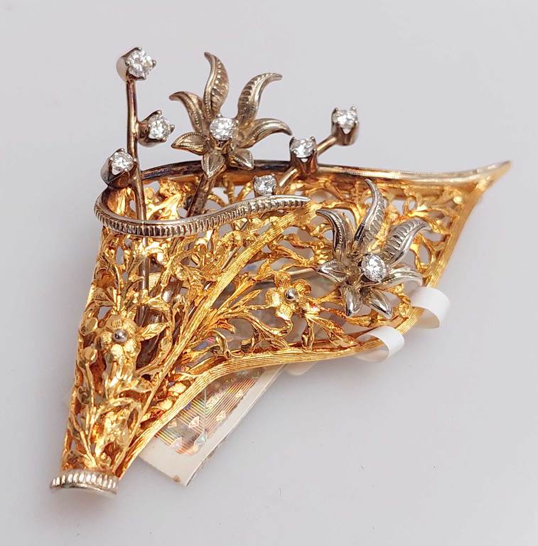 Gold brooch with 8 diamonds