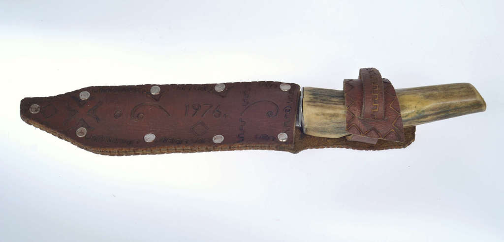 Hunting dagger with leather wallet