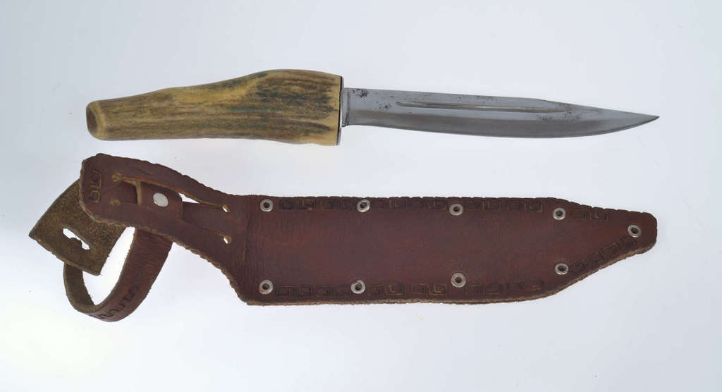Hunting dagger with leather wallet