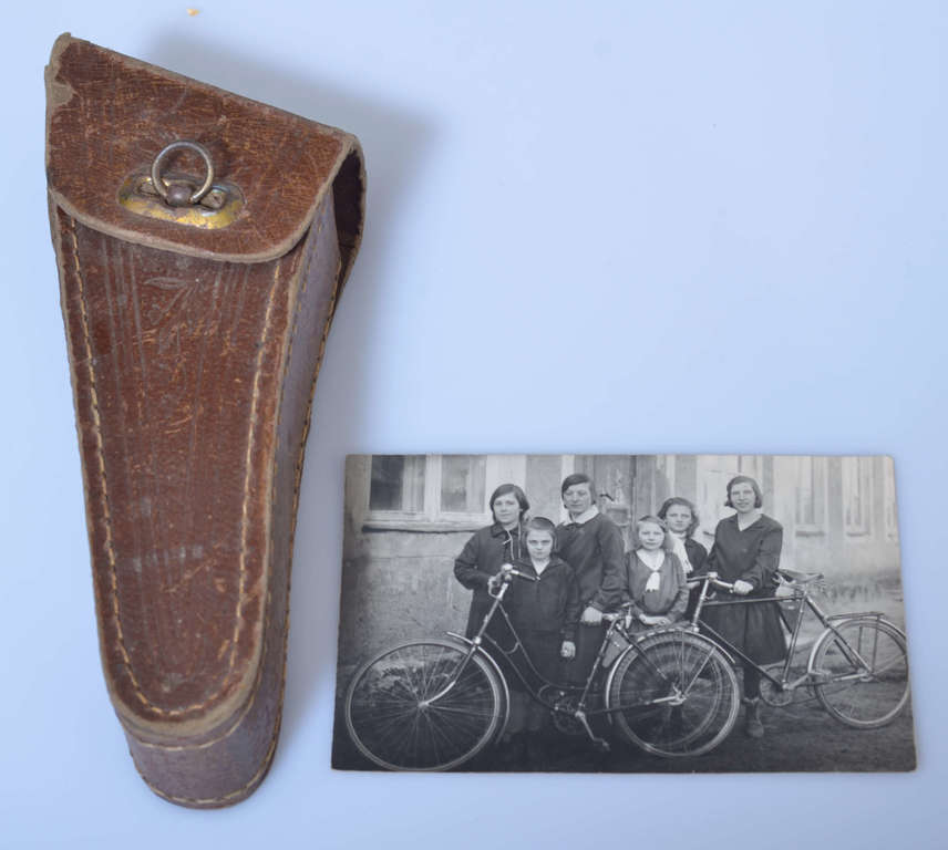 Erenpreisa sieviešu velosipēda atslēgu maciņš ar 20.gs. 30.g. velosipēda fotogrāfiju