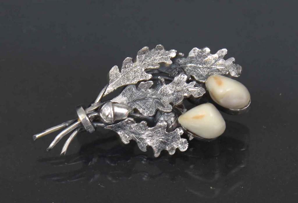 Серебряная охотничья брошь в стиле модерн с зубцами