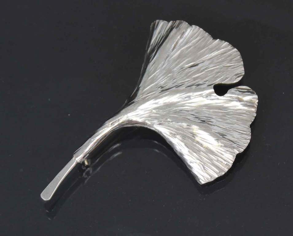 Серебряная брошь в стиле модерн лист дерева гинкго
