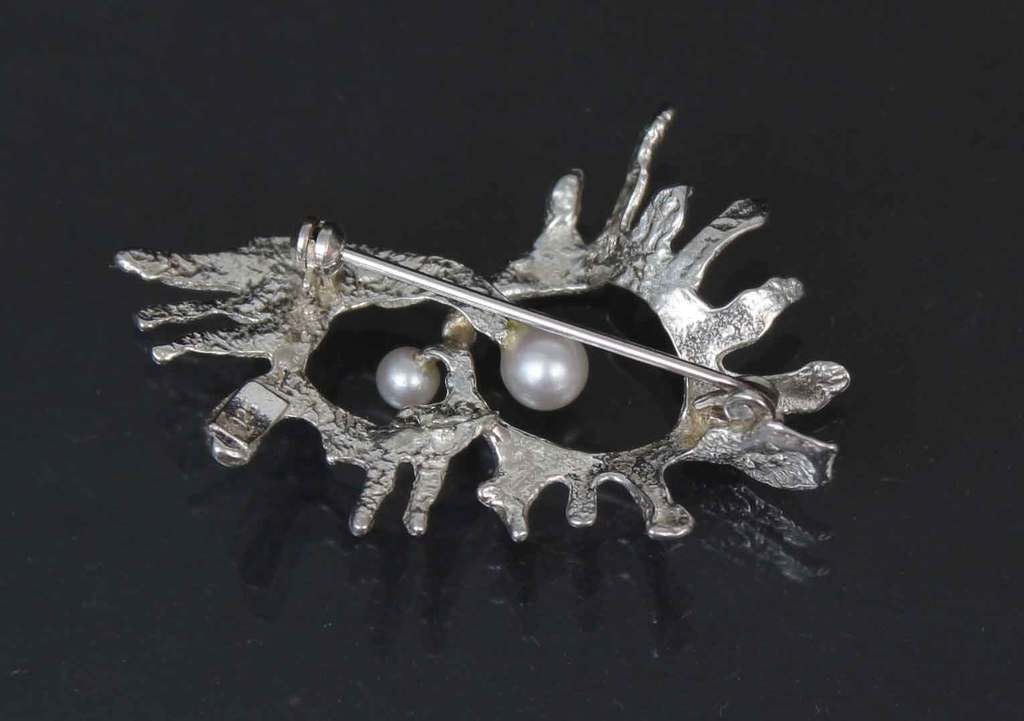 Серебряная брошь в стиле модерн с жемчугом