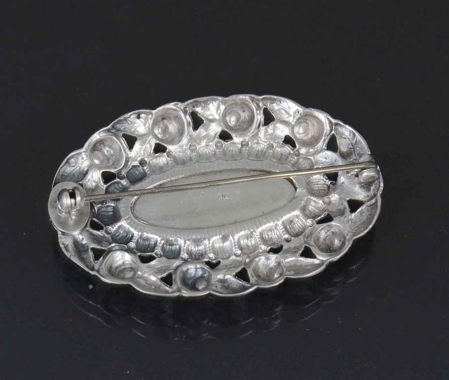 Серебряная брошь в стиле модерн с драгоценным камнем