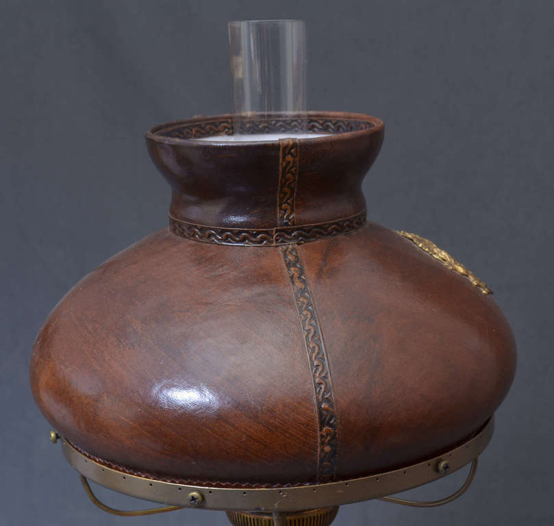 Porcelāna petrolejas lampa ar bronzas apdari