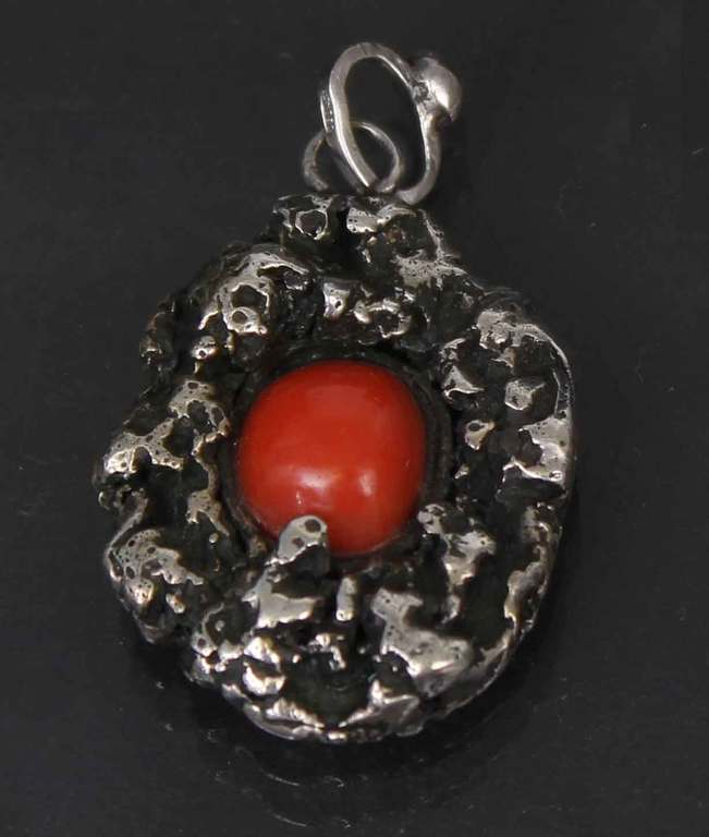 Серебряное кольцо и кулон с кораллом
