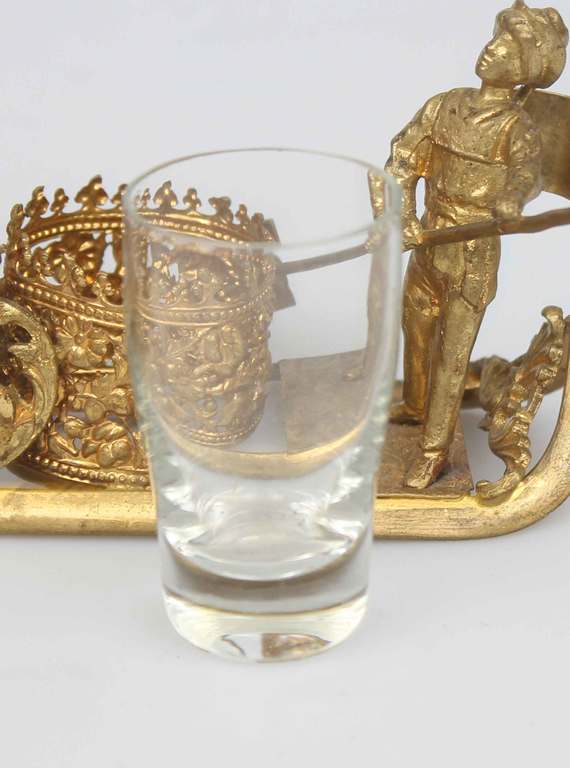 Stikla dzērienu servejamais komplekts ar bronzas ietvaru