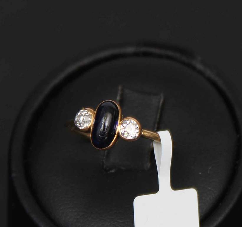 Золотое кольцо с сапфиром и двумя бриллиантами