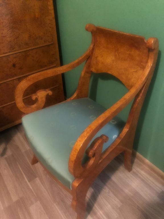 Cabinet chair with armrests
