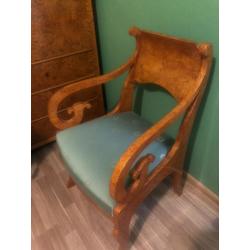 Cabinet chair with armrests