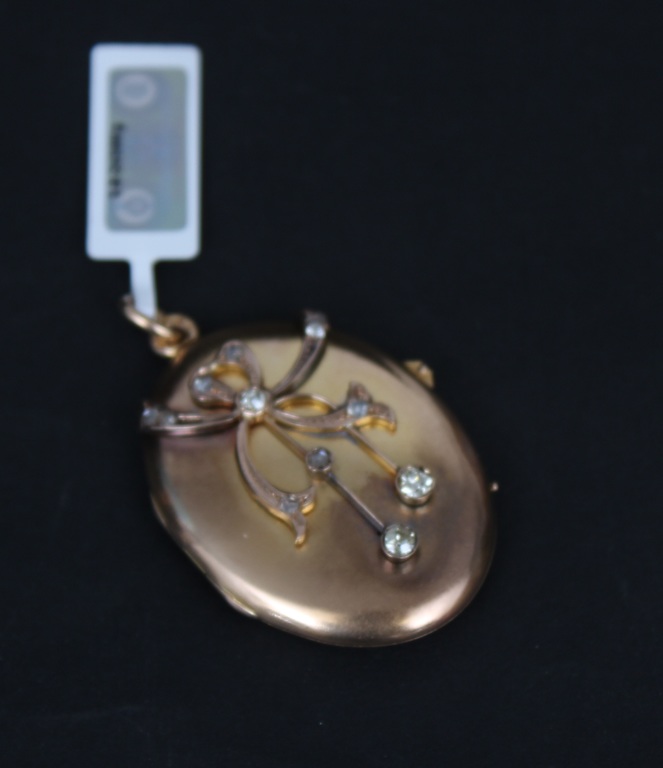 Gold pendant with 12 diamonds