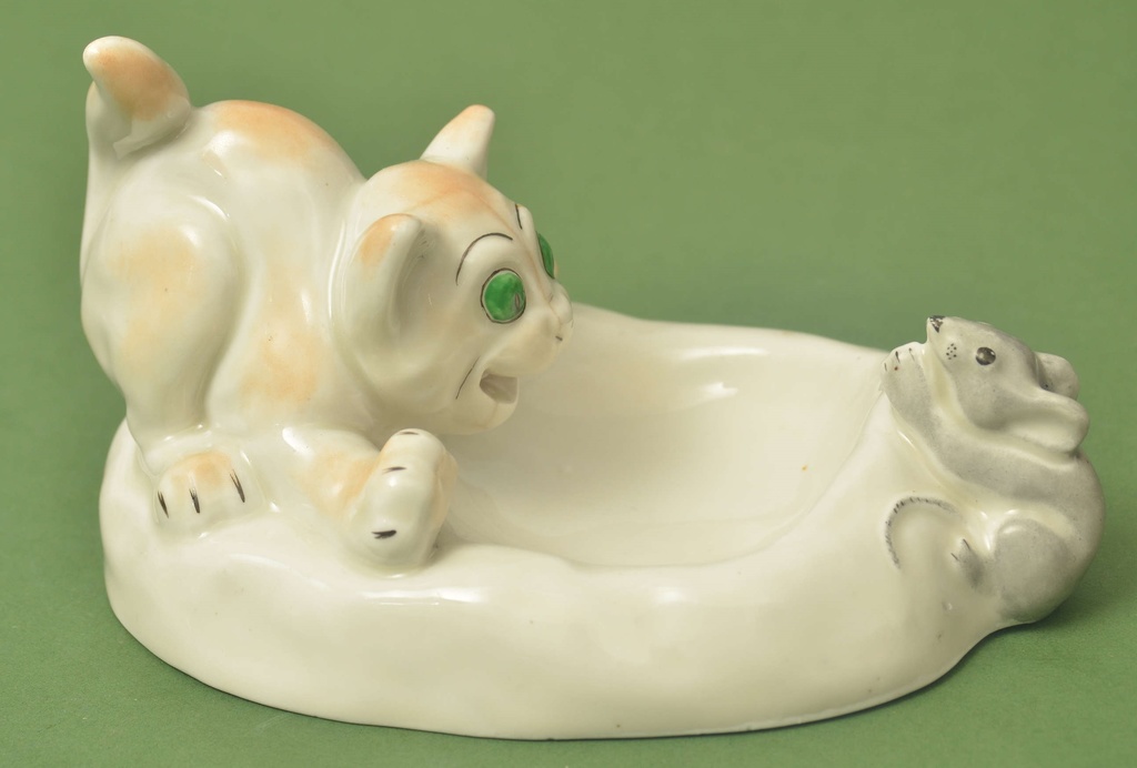 Porcelain figure / ashtray 
