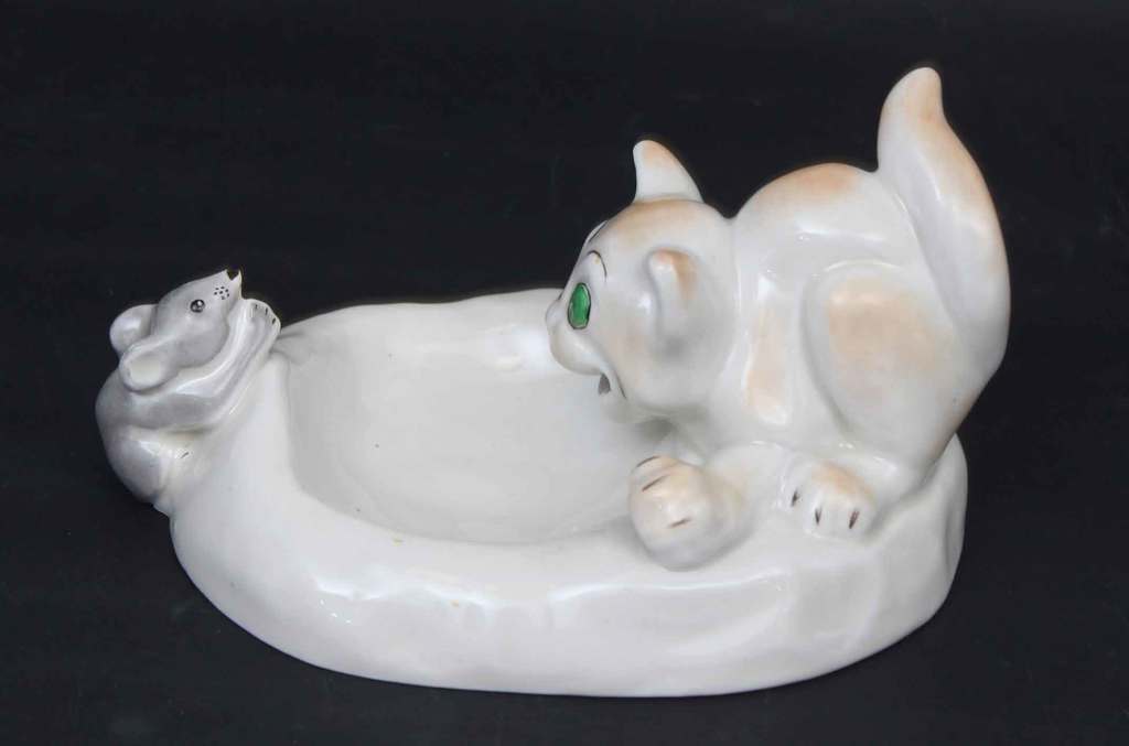 Porcelain figure / ashtray 