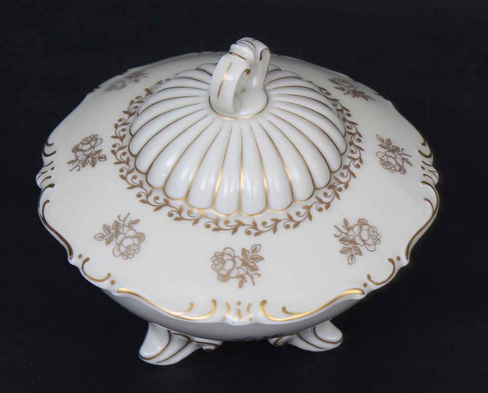 Porcelain box/chest with lid