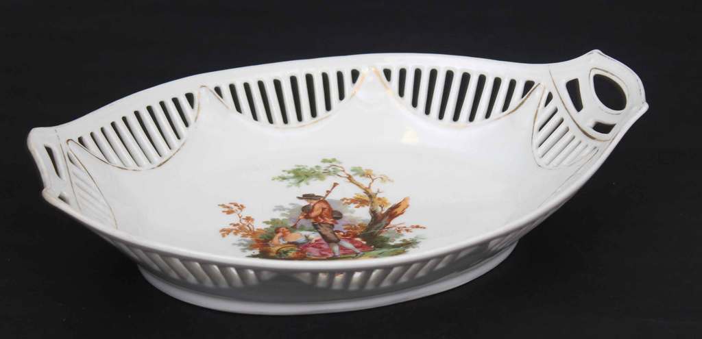 Porcelain serving dish 