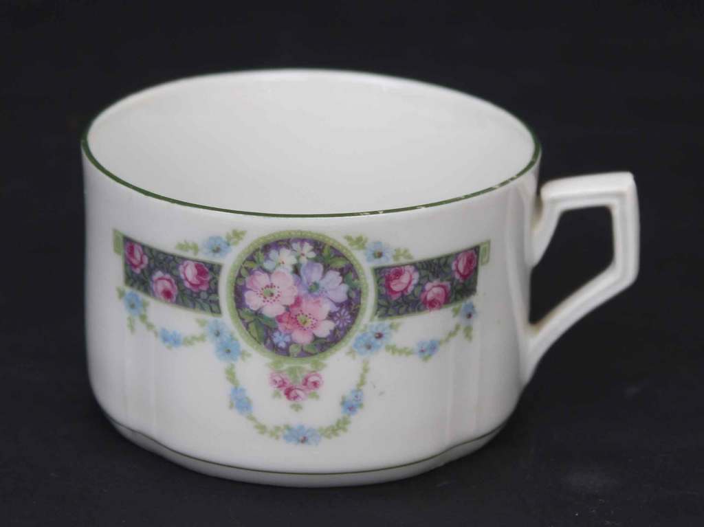 Porcelain cups (4 pcs)