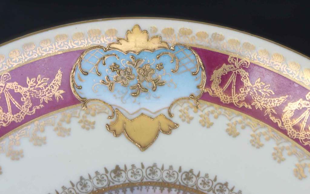 Porcelāna šķīvis