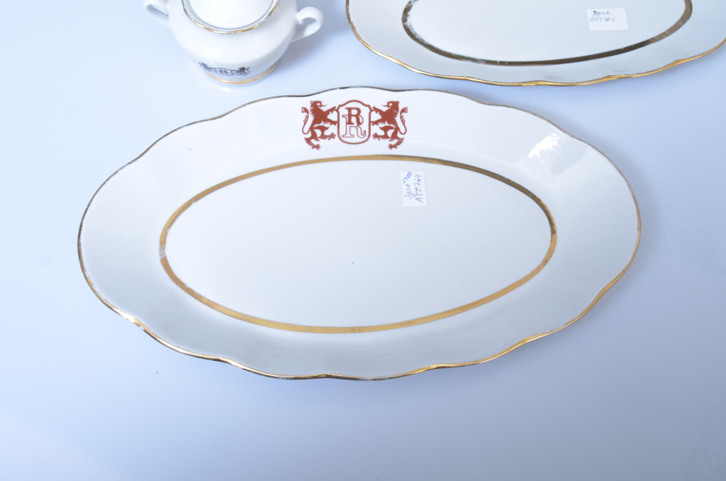 Две фарфоровые тарелки и сахарница с гербом Риги.