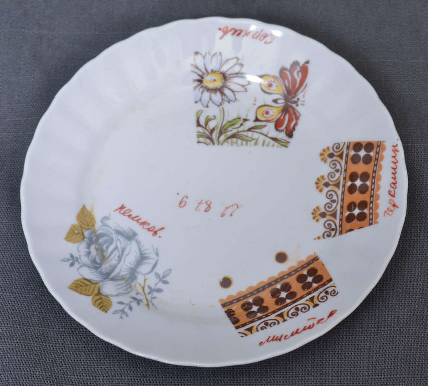Фарфоровая тарелка «Образцы деколя»