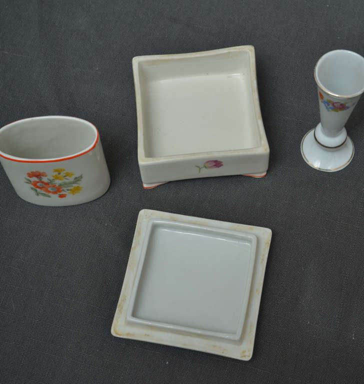 Фарфоровый набор - ваза, шкатулка, тарелка и блюдо