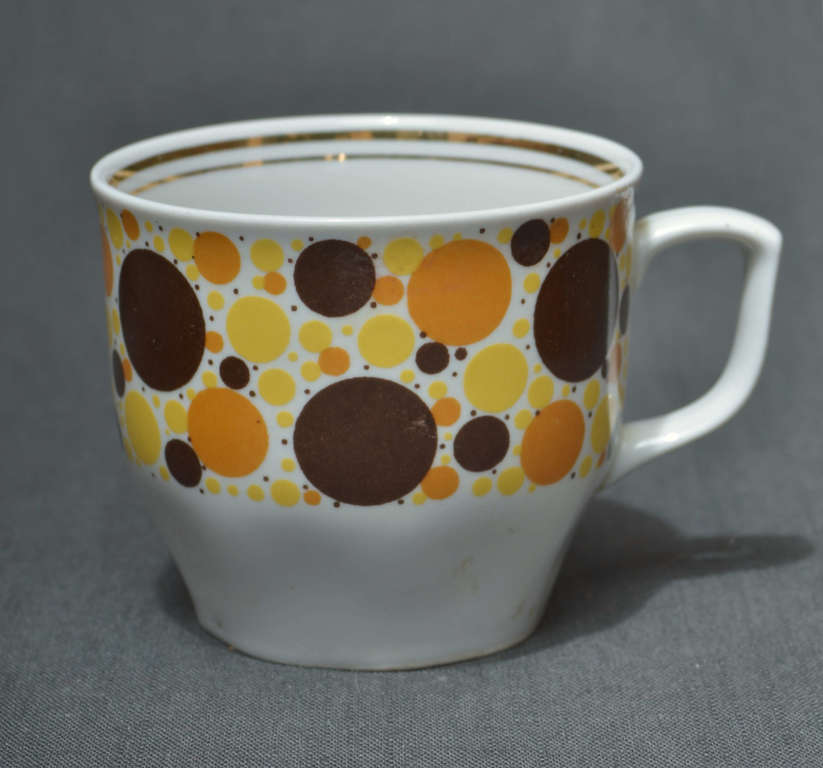 Porcelain mug, 4 cups and a cream container