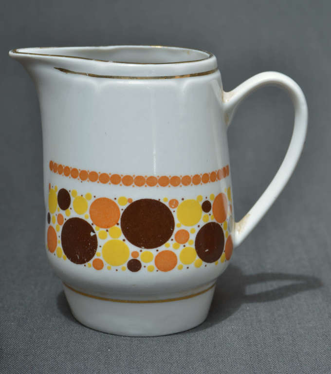 Porcelain mug, 4 cups and a cream container