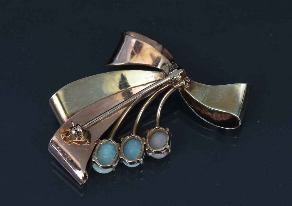 Gold brooch with opal