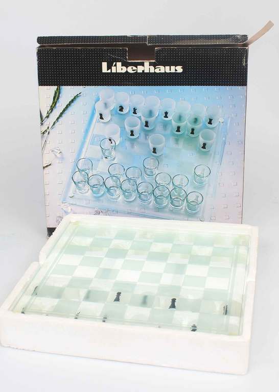 Стеклянная шахматная игра с стаканами