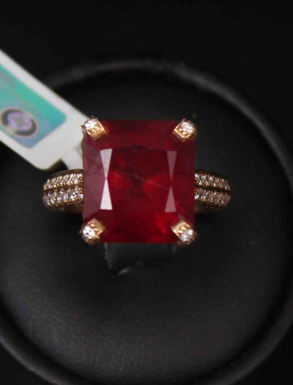 Gold ring with rubies and diamonds