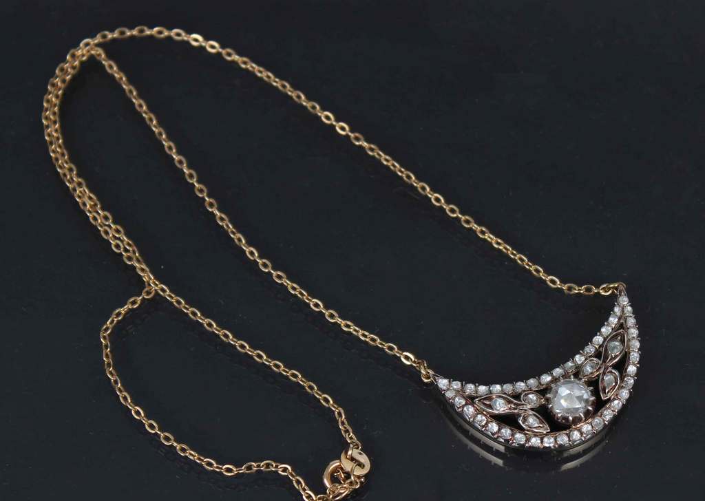 Gold necklace with diamonds