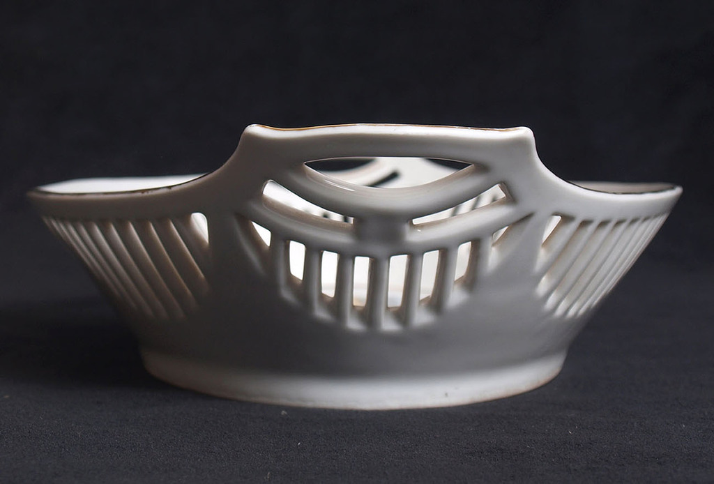 Porcelain utensil