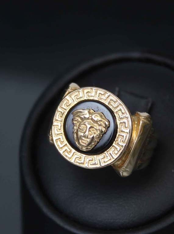 Женское золотое кольцо с ониксом Медуза Горгона