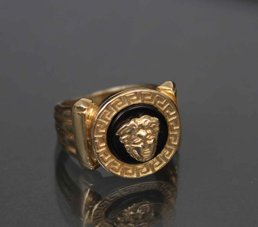 Женское золотое кольцо с ониксом Медуза Горгона