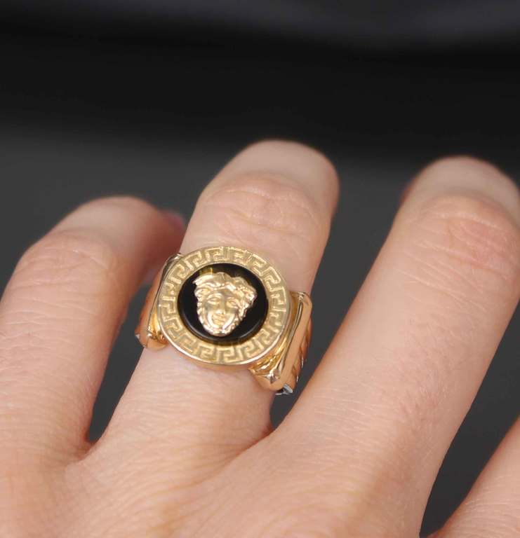 Women's gold ring with onyx 