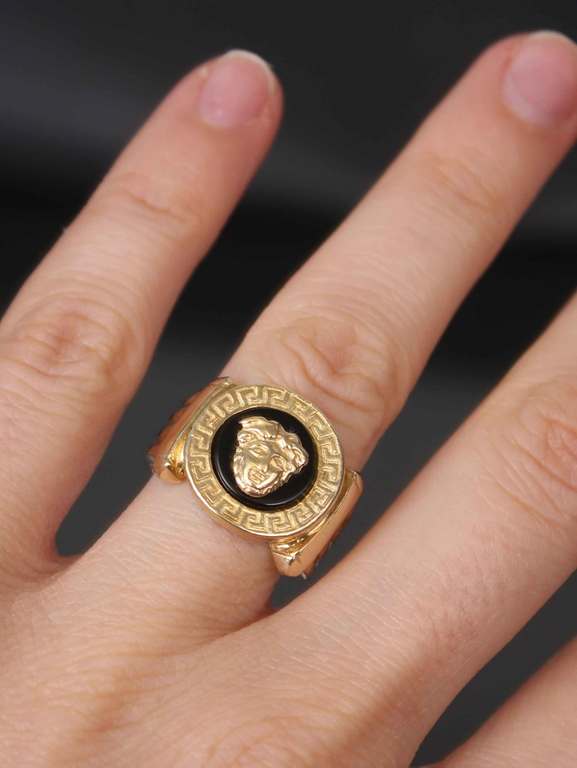 Women's gold ring with onyx 