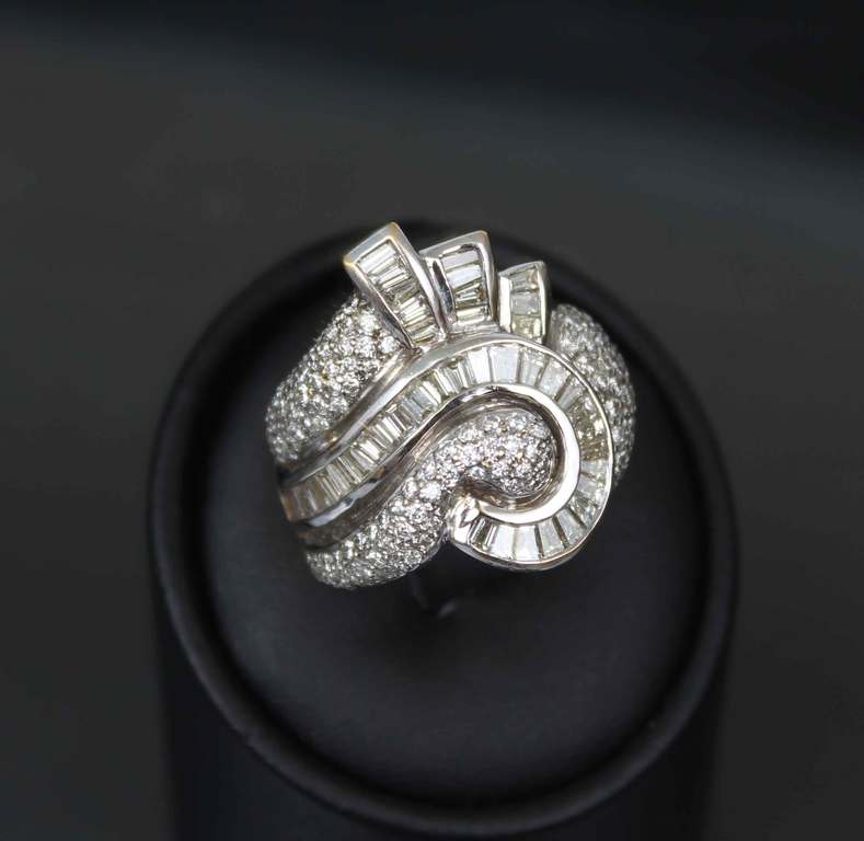 Gold ring with diamonds and diamonds
