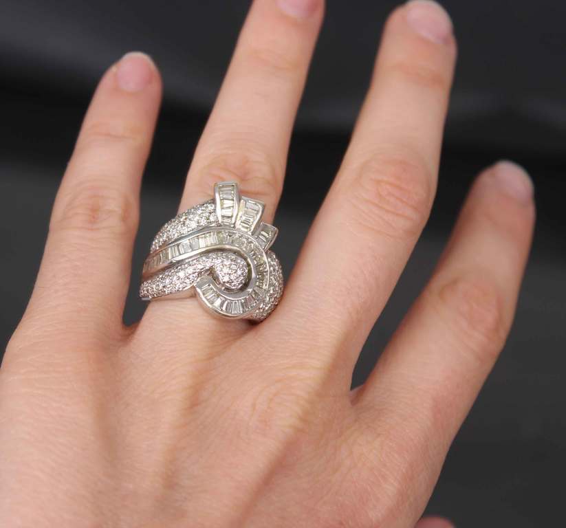 Золотое кольцо с бриллиантами и бриллиантами
