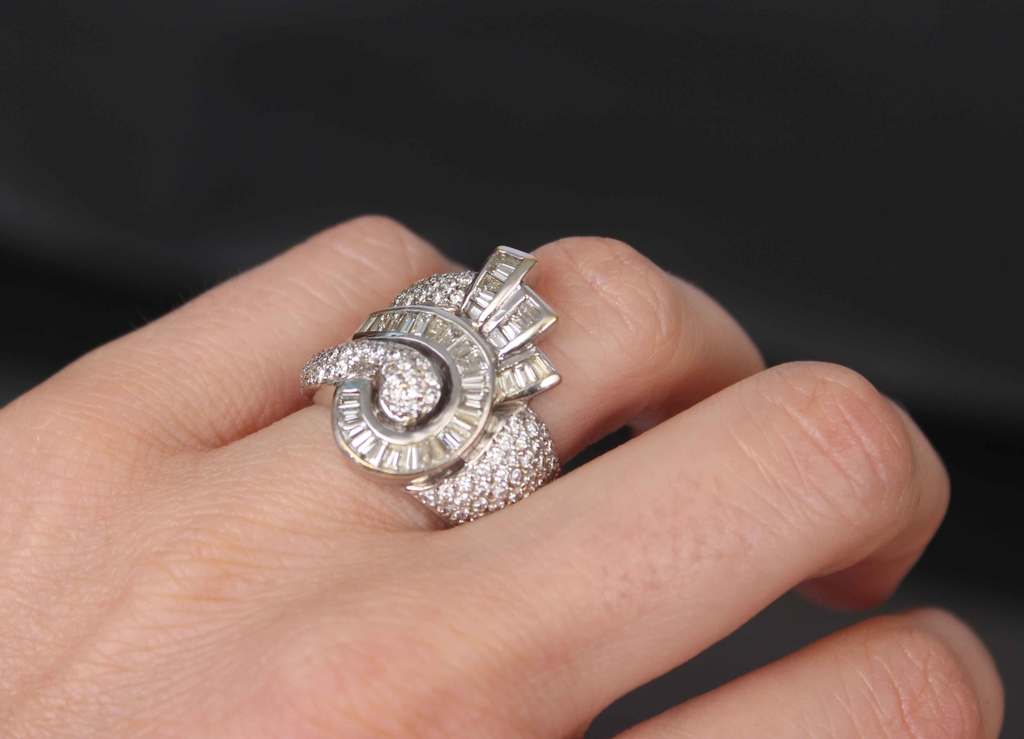 Золотое кольцо с бриллиантами и бриллиантами