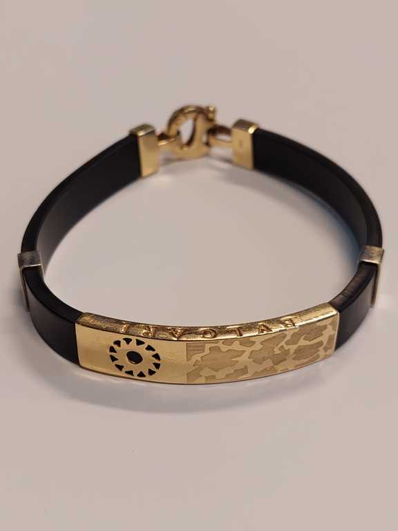 Leather bracelet with gold 