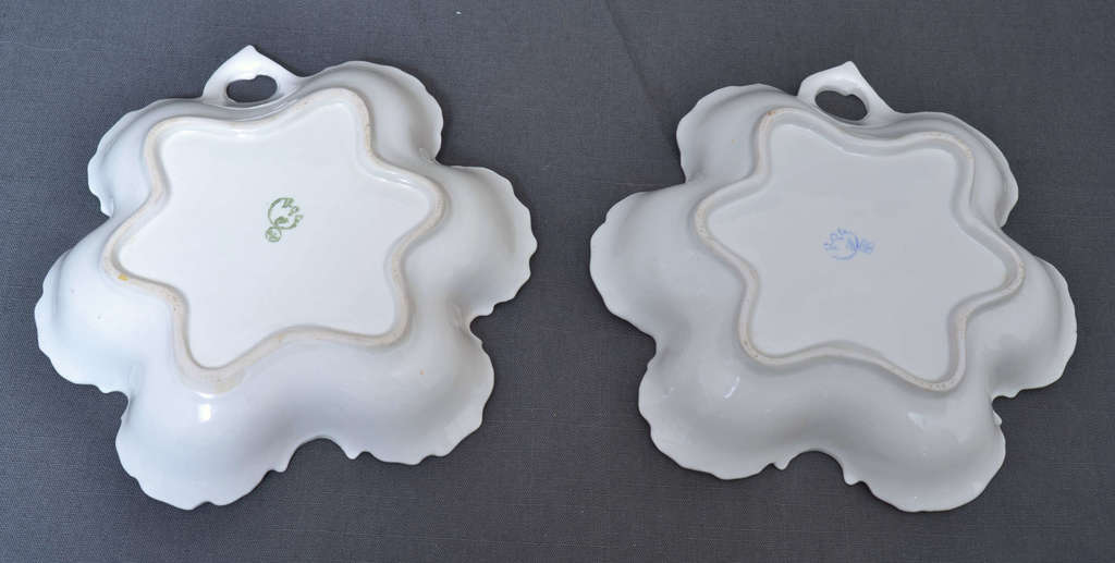 Divi apgleznoti porcelāna trauki