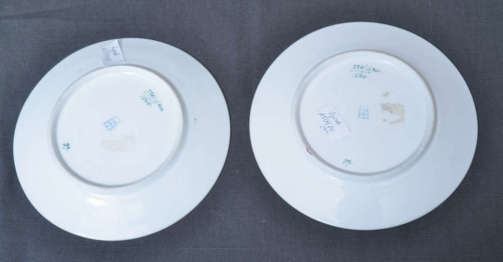 Две фарфоровые тарелки