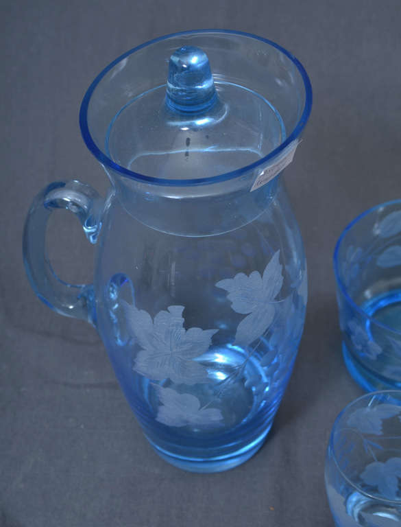 Zilā stikla krūka ar vāciņu, glāzi un cukurtrauku
