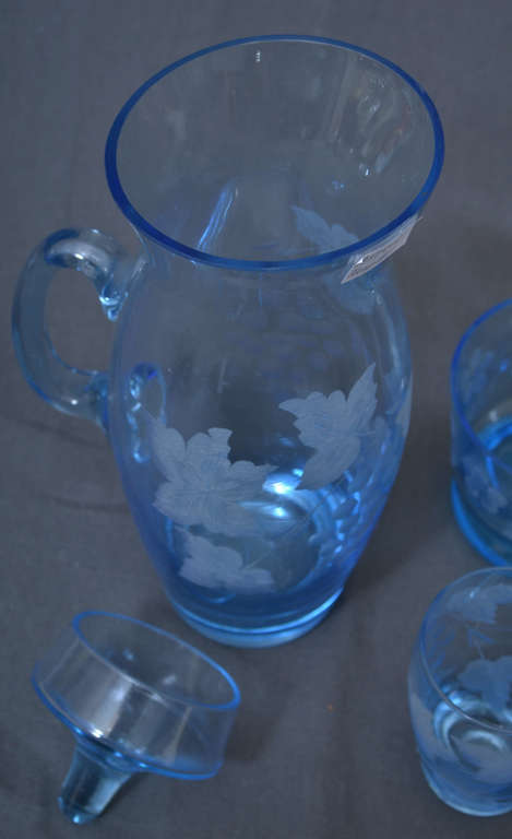 Zilā stikla krūka ar vāciņu, glāzi un cukurtrauku