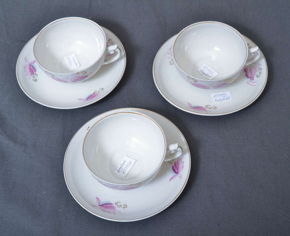 Porcelain cups with saucers / 3 pairs / 