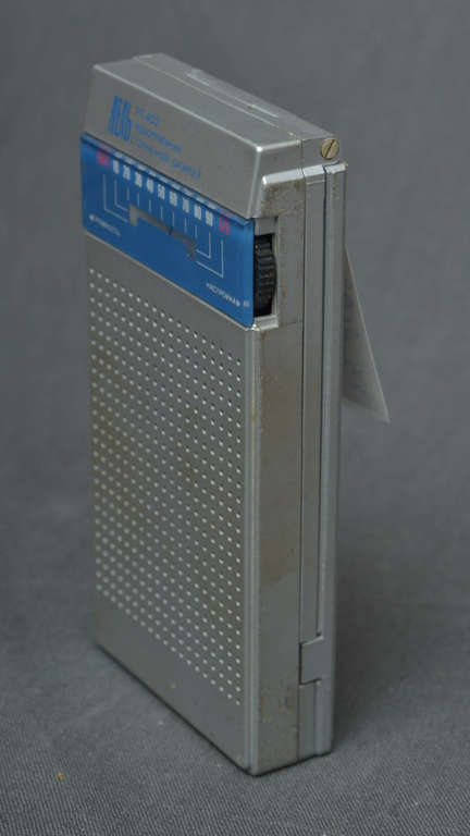 Pocket radio with solar batteries 